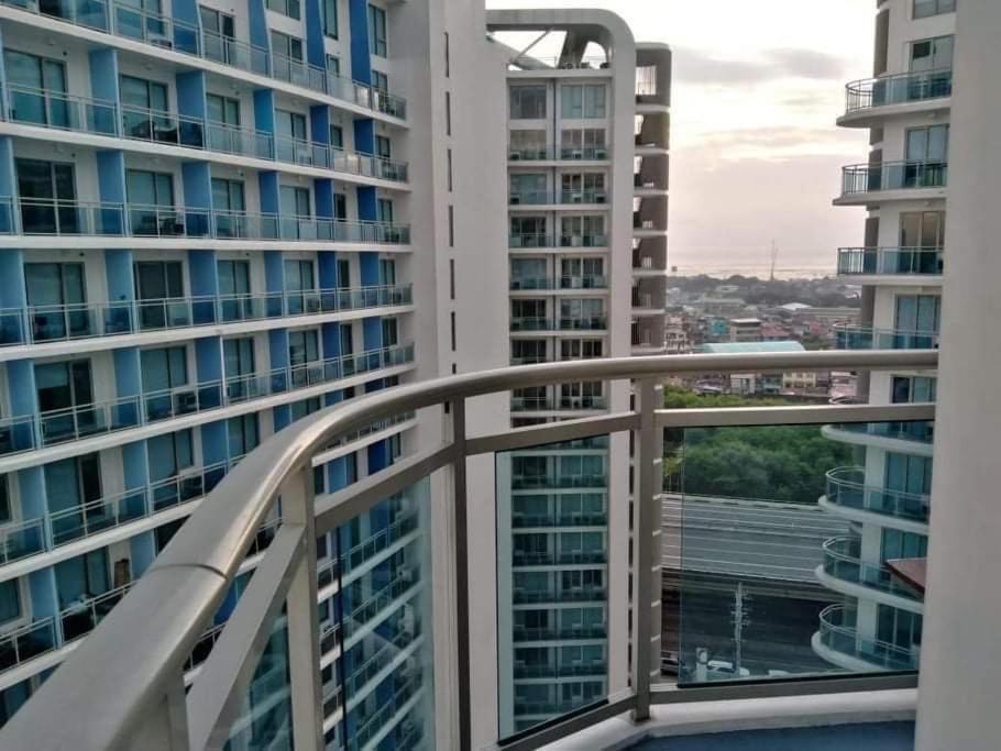Azure South - Wave Pool - Heart Of The City Paranaque City Extérieur photo